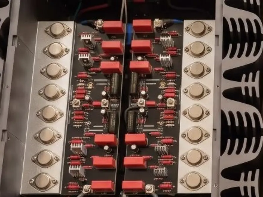 Реальный усилительный модуль Montelar Power: центральная плата и ряды выходных транзисторов