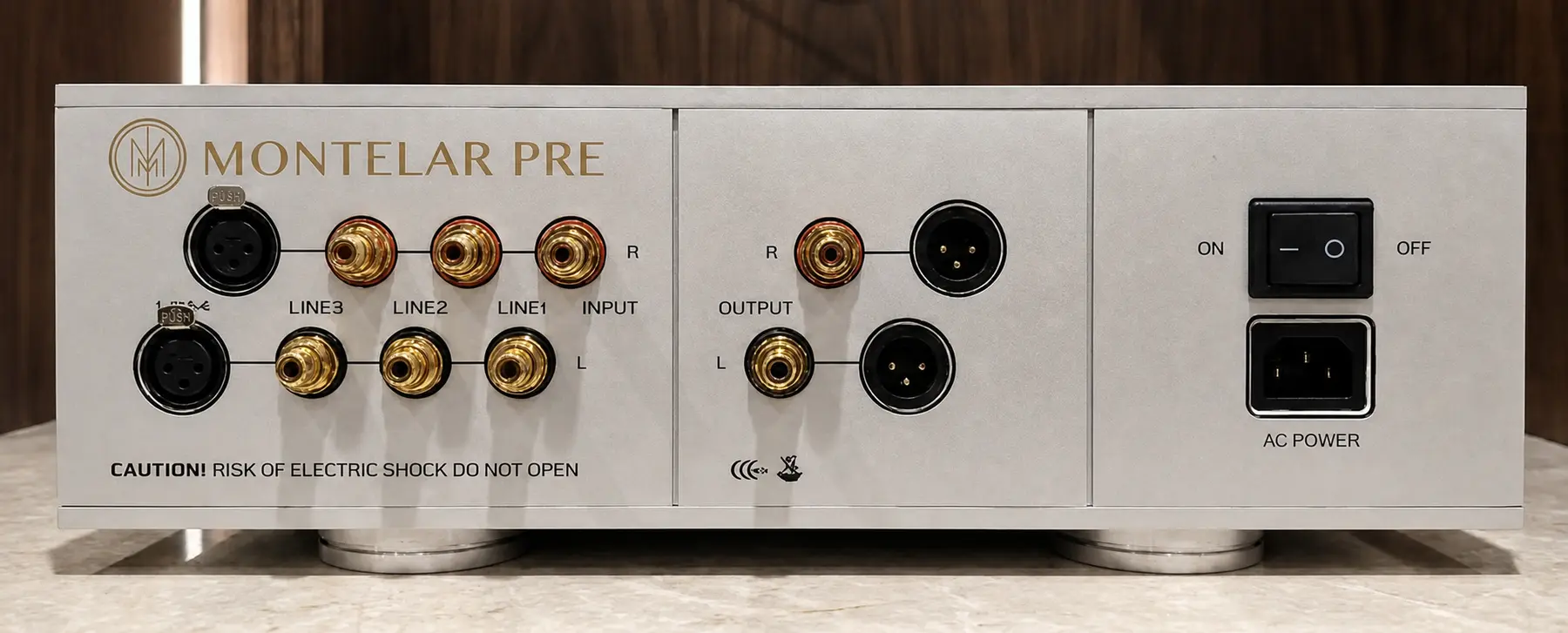 Задняя панель Montelar pre power — входы и выходы XLR / RCA